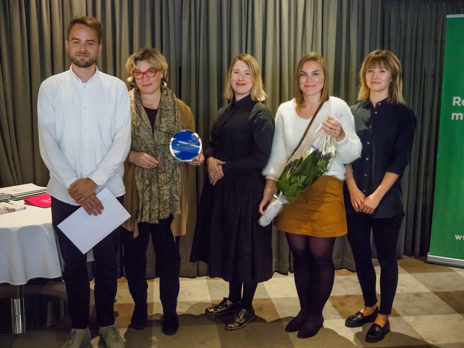 Palkintoa vastaanottamassa CMI:n Elina Lehtinen ja Suvi Tuuli sekä Milttonin Mikko Hakkarainen, Lauramaria Havu ja Hanna Lemmetti. 