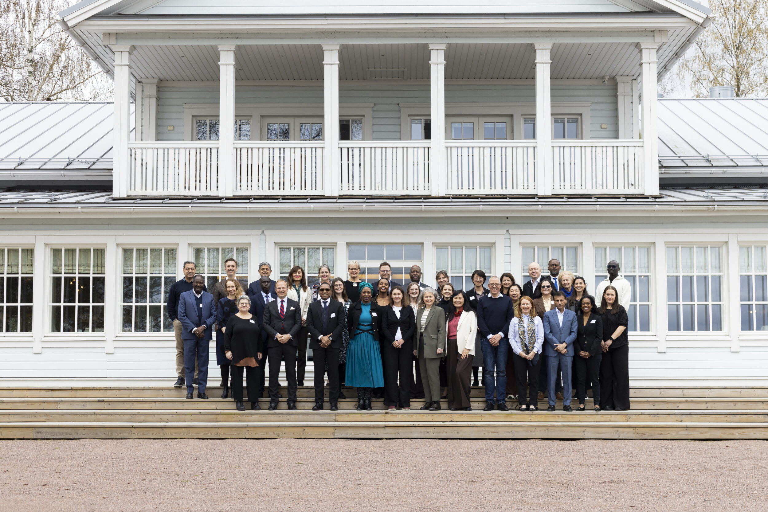 A group of seminar participants standing in front of the venue